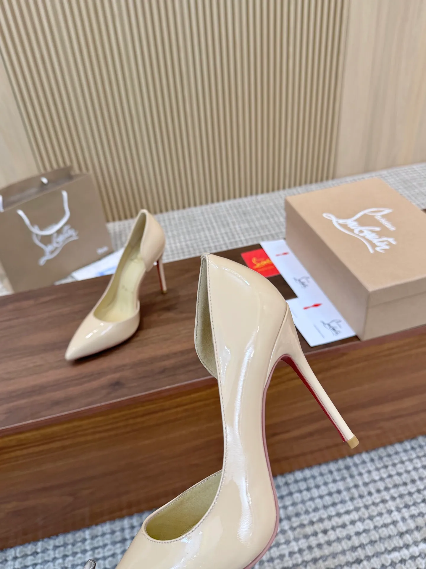 💕💕Factory direct selling price p440💕💕 Genuine leather sole +40 shipped all year round💝Christian Louboutin CL👠 "Imported cow patent leather💎Side hollow series" noble and luxurious, real blingbling👟👟 real materials, all customized by the pattern maker, and the materials are made of original customized materials to achieve the taste of the original 5 color options💍 Upper: Imported 👉cow patent leather💪 Lining: Sheepskin foot pad/lining Size: 34-40.41.42 Heel height: two options: 10.5cm and 8.5cm